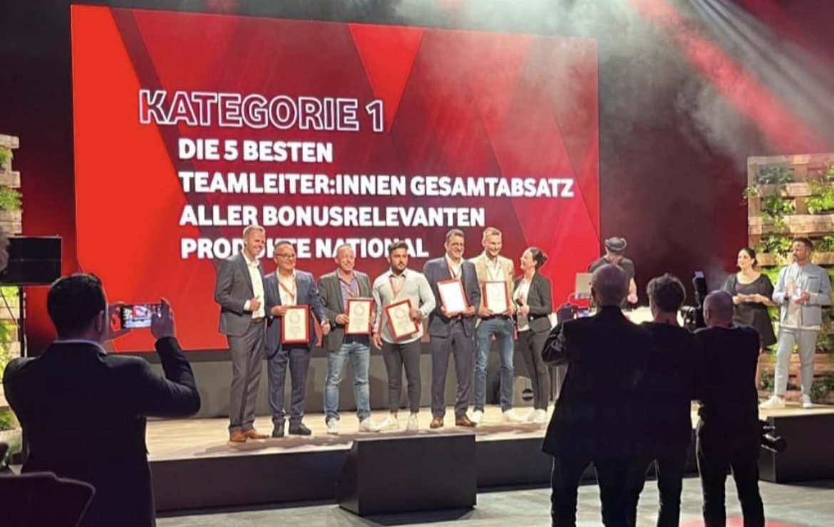 Auszeichnung auf der Bühne: Die 5 besten Teamleiter:innen im Gesamtabsatz national